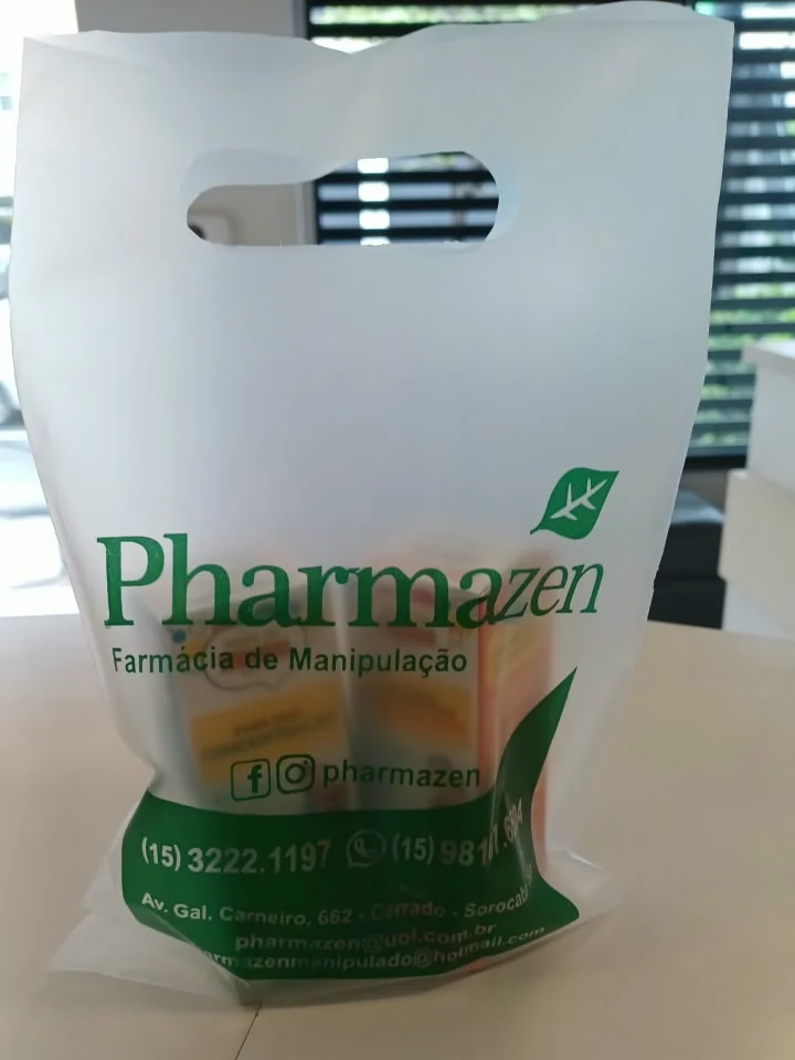 Sacola plástica da Pharmazen com fórmulas no balcão da farmácia